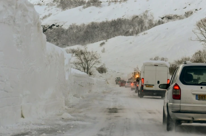 Sur une route des Alpes françaises après une avalanche de neige, le 12 janvier 2018 entre Bonneval-sur-Arc et Bessans