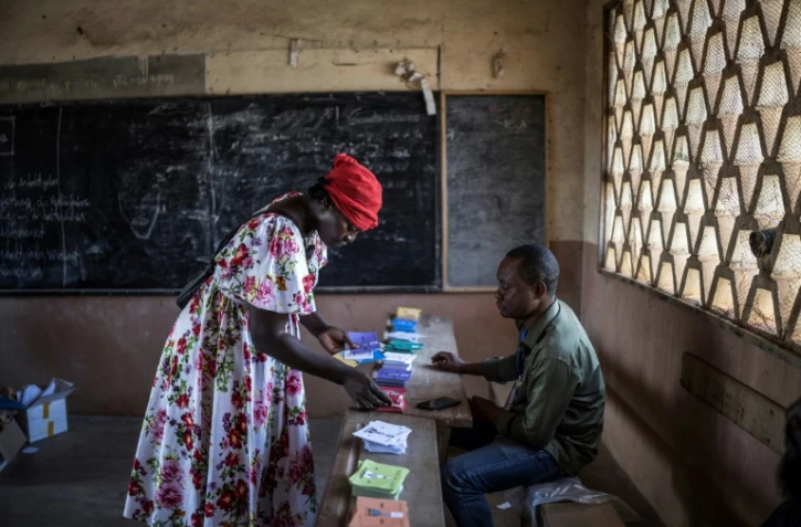 Une électrice camerounaise dans un bureau de vote à Yaoundé, le 12 octobre 2025