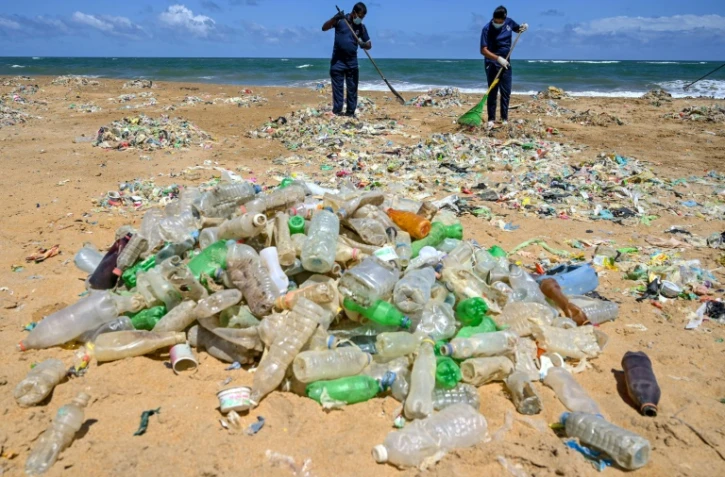 Nettoyage d'une plage envahie par les déchets en plastique à Mount Lavinia, près de Colombo, le 5 juin 2020 au Sri Lanka