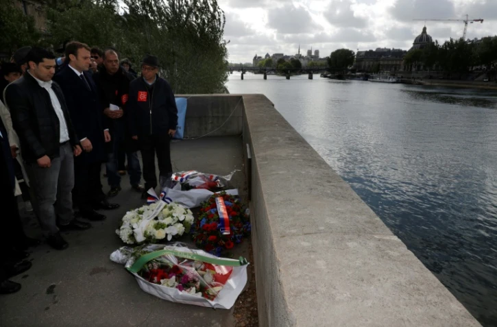 Emmanuel Macron est venu fleurir lundi 1er mai 2017 au matin à Paris la plaque en mémoire de Brahim Bouarram, un jeune Marocain poussé dans la Seine par des militants proches de l'extrême-droite en 1995