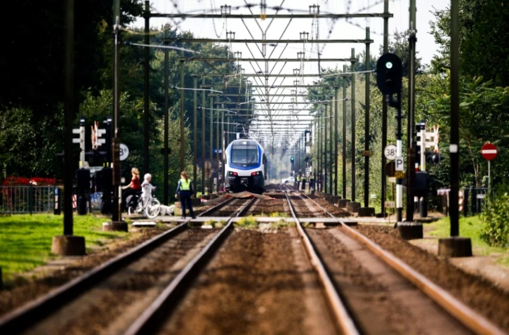 Des secours sur le lieu de l'accident entre un train et un triporteur qui a coûté la vie à quatre enfants sur le chemin de l'école, à Oss, le 20 septembre 2018