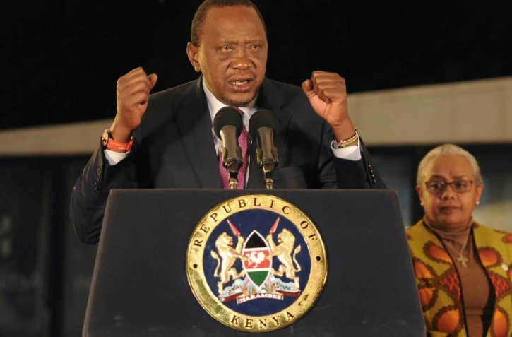 Le président du Kenya Uhuru Kenyatta (G) lors d'un discours après les élections le 11 août 2017 à Nairobi