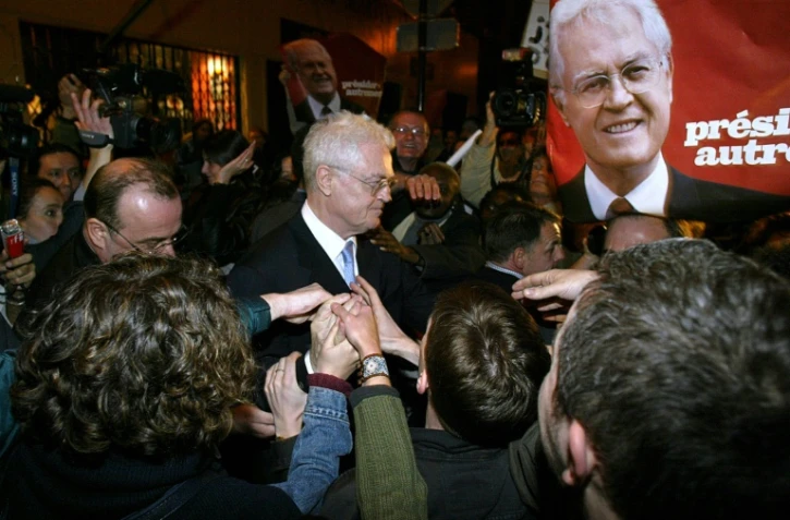 Lionel Jospin quitte son QG de campagne, le 21 avril 2002 à Paris