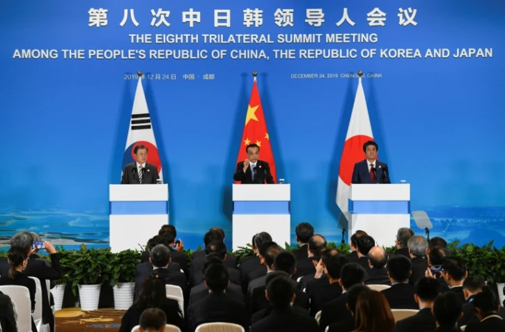 Le Premier ministre chinois Li Keqian (c), le président sud-coréen Moon Jae-in et le Premier ministre japonais Shinzo Abe lors d'un sommet tripartite, le 24 décembre 2019 à Chengdu, en Chine