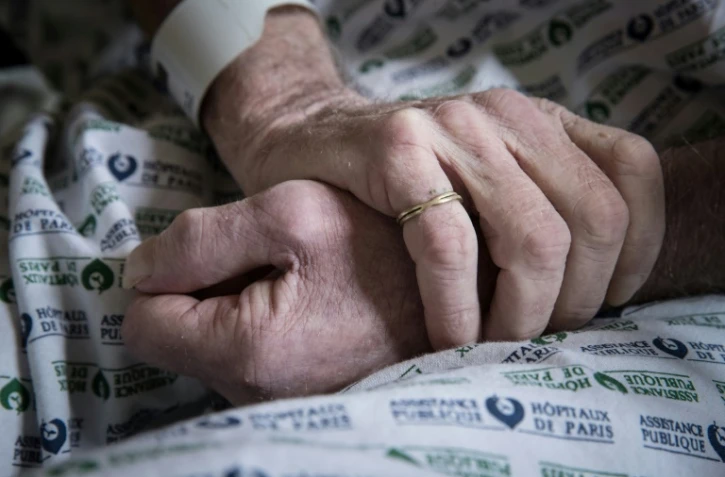 La population française va continuer à croître jusqu'en 2044, mais le vieillissement démographique l'entraînera ensuite à la baisse, en tout cas si la fécondité et le solde migratoire restent à leurs niveaux actuels