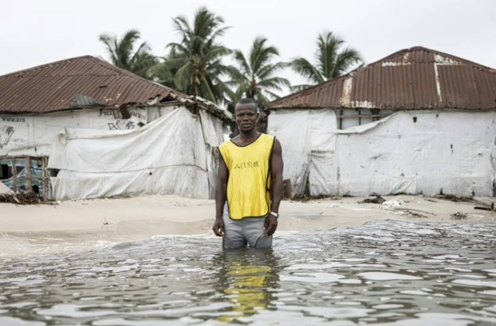 Le pêcheur Hassan Kargbo devant des cabanes de l'île de Nyangai, au large de la Sierra Leone, le 30 avril 2025