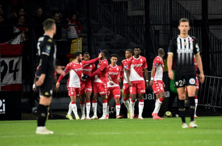 La joie des Monégasques, après l'ouverture du score par leur attaquant néerlandais Myron Boadu (c) sur la pelouse d'Angers, lors de l6e journée de Ligue 1, le 1er décembre 2021 au stade Raymond-Kopa