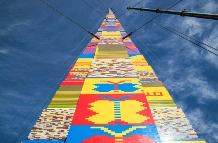 Photo prise le 27 décembre 2017 dans la ville israélienne de Tel-Aviv d'une tour en Lego de 36 mètres de haut