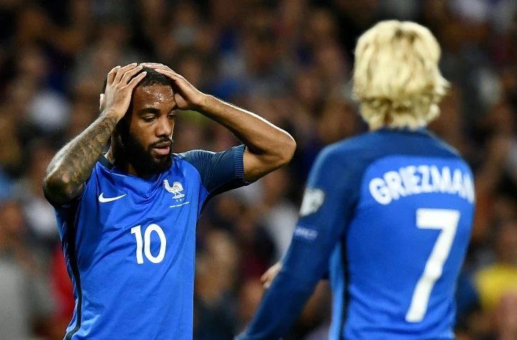 Réaction de l'attaquant des Bleus Alexandre Lacazette après avoir raté un but face au Luxembourg en qualif du Mondial-2018, le 3 septembre 2017 à Toulouse