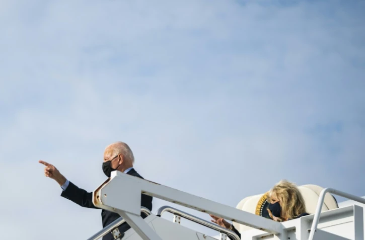 Le président Joe Biden et son épouse Jill Biden arrivent à Andrews Air Force Base (Maryland), le 4 octobre