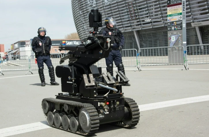 Un robot destiné à repérer des bombes, le 21 avril 2016 lors d'un exercise d'attaque terroriste au stade Pierre-Mauroy dans la banlieue de Lille