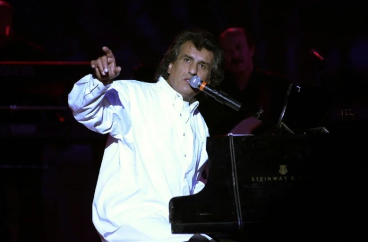 Le chanteur et compositeur italien Toto Cutugno sur scène à Carthage, en Tunisie, le 26 juillet 2002