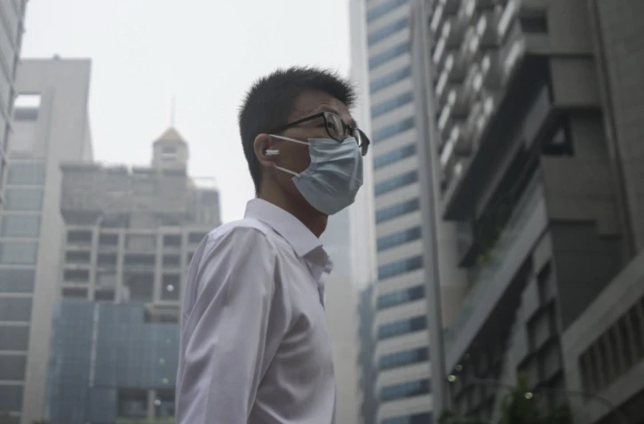 Un homme porte un masque pour se protéger de la pollution due aux incendies dans la région, à Singapour, le 15 octobre 2026