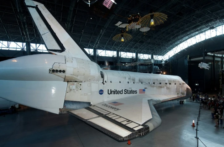 La navette spatiale américaine Discovery photographiée le 20 avril 2012 après son arrivée au Smithsonian National Air and Space Museum de Chantilly, en Virginie, près de Washington