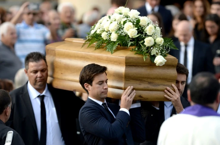 Les fils de la journaliste Daphne Caruana Galizia, porten le cercueil de leur mère à Mosta, à Malte, le 3 novembre 2017 