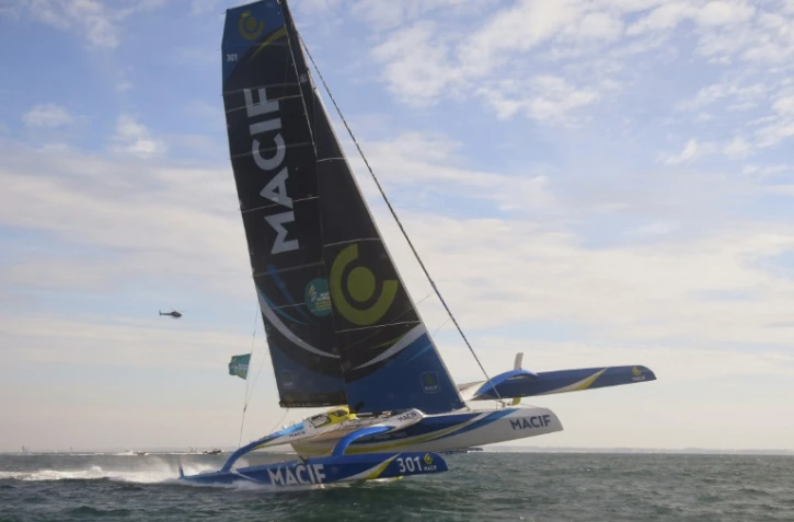 L'Ultim "Macif", skippé par François Gabart, au large de Saint-Malo après le départ de la Route du Rhum, le 4 novembre 2018 