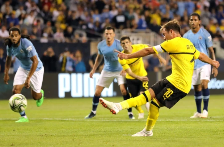 Le capitaine du Borussia Dortmund Mario Götze transforme un penalty contre Manchester City en match de pré-saison à Chicago, le20 juillet 2018