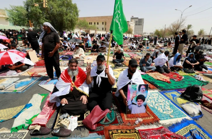 Des partisans du chef chiite irakien Moqtada Sadr se réunissent près du Parlement pour la prière du vendredi, le 12 août 2022 à Bagdad