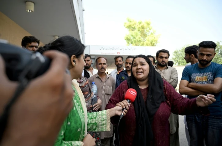 Jaweria, dont le nouveau né est mort dans l'incendie d'un service de maternité d'un hôpital à Islamabad, parle aux médias le 26 août 2026
