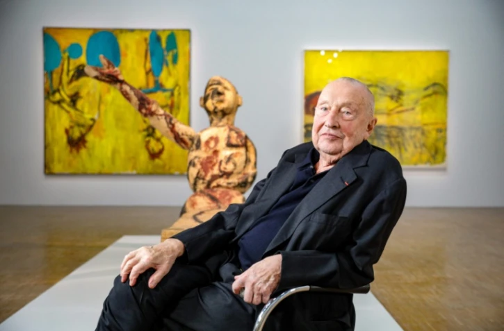 L'artiste allemand Georg Baselitz devant certaines de ses œuvres exposées au Centre Pompidou avant l'exposition "Baselitz - la rétrospective" à Paris, le 16 octobre 2021