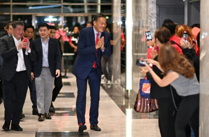 L'entrepreneur Srettha Thavisin (c), désigné Premier ministre par le Parlement, salue ses partisans au siège du parti Pheu Thai, le 22 août 2023 à Bangkok