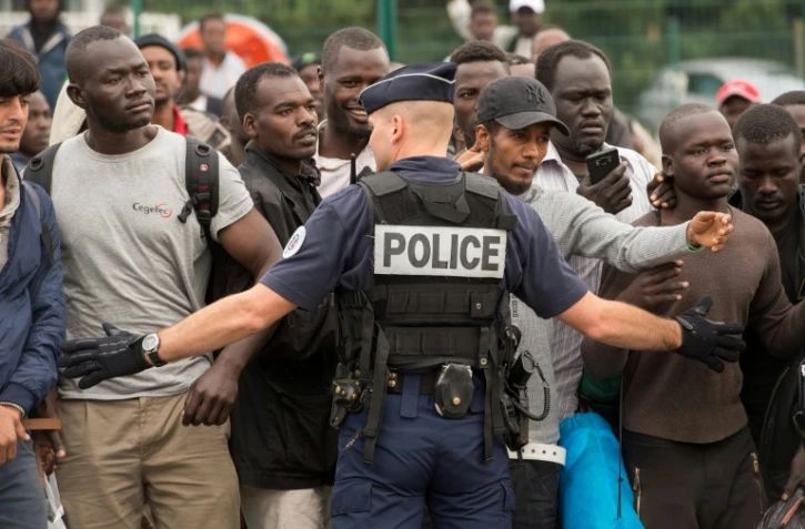 Des migrants lors du démantèlement le 13 septembre 2016 de la "jungle" le campement surpeuplé à Calais