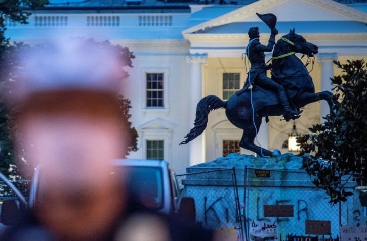 Des cordes pendent de la statue de l'ancien président américain Andrew Jackson, taguée, que des manifestants ont voulu mettre à bas, le 22 juin 2020 devant la Maison Blanche, à Washington
