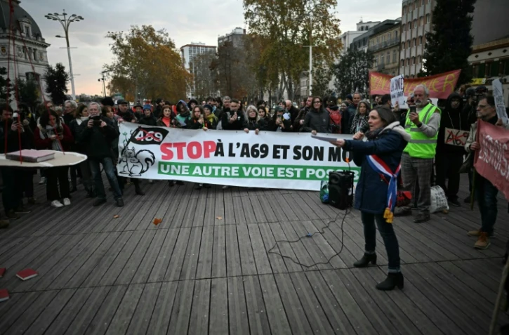 La députée Anne Stambach-Terrenoir s'exprime devant les manifestants, opposés à la construction de l'autoroute A69, rassemblés devant l'audience du tribunal administratif de Toulouse pour protester contre la construction de l'autoroute A69