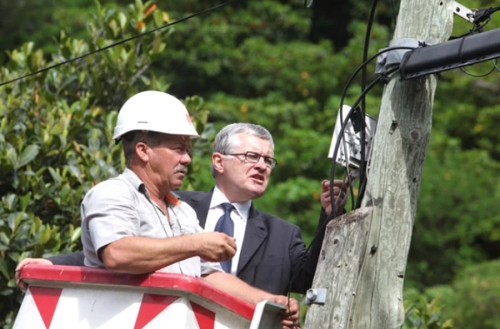 Jeudi 3 Février 2011

Signature d'un partenariat pour renforcer la qualité du réseau téléphonique de La Réunion

(Photo Marie Trouvé)