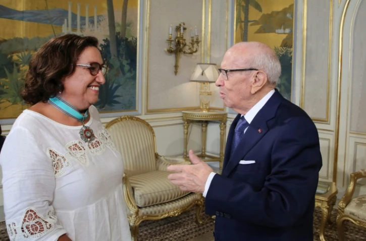Le président tunisien Beji Caïd Essebsi avec la présidente de la Commission pour les libertés individuelles et l'égalité qui a proposé l'égalité dans l'héritage pour les hommes et les femmes. Photo fournie le 13 août 2018 par les services de la présidence
