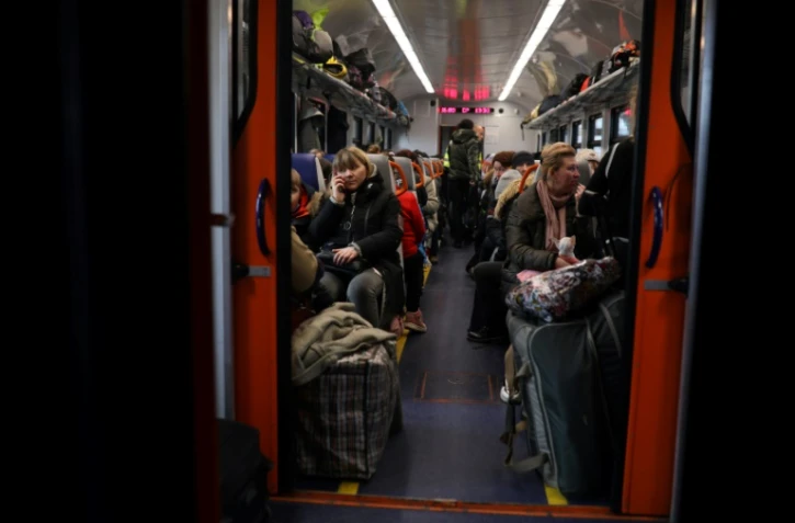 Des personnes fuyant l'Ukraine prennent un train à la gare de Lviv, le 16 mars 2022, pour se rendre en Pologne