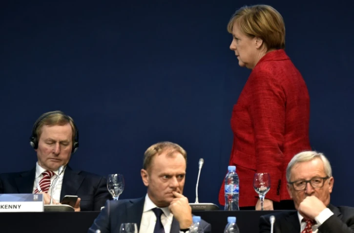 La chancelière allemande, Angela Merkel, le président de la Commission européenne, Jean-Claude Juncker (d) et le polonais Donald Tusk (c), président du Conseil européen, le 22 octobre 2015 à Madrid, lors d'un congrès des conservateurs européens  