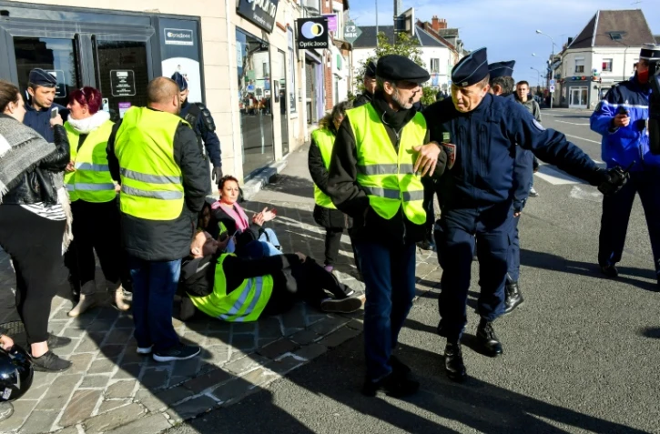 Protestation de "gilets jaunes" à Albert, dans la Somme, le 9 novembre 2018