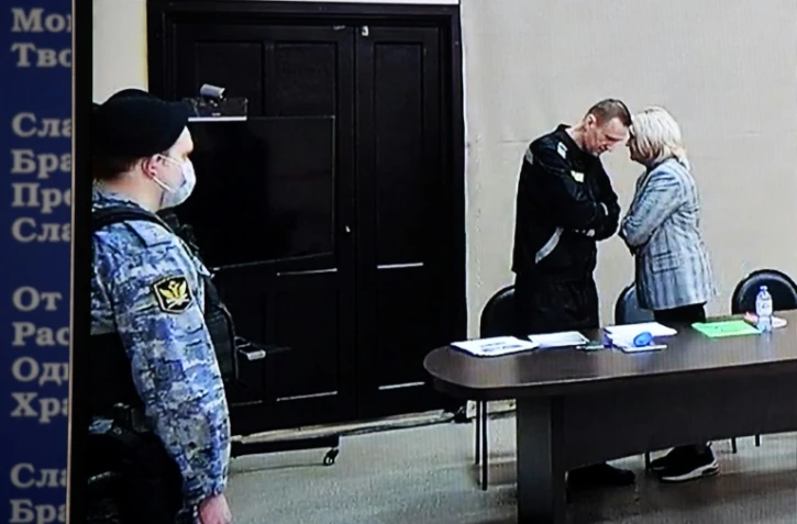 L'opposant russe Alexeï Navalny s'entretient avec son avocate Olga Mikhailova lors de l'énoncé de son jugement le 22 mars 2022 dans la colonie pénitentiaire de Pokrov près de Moscou