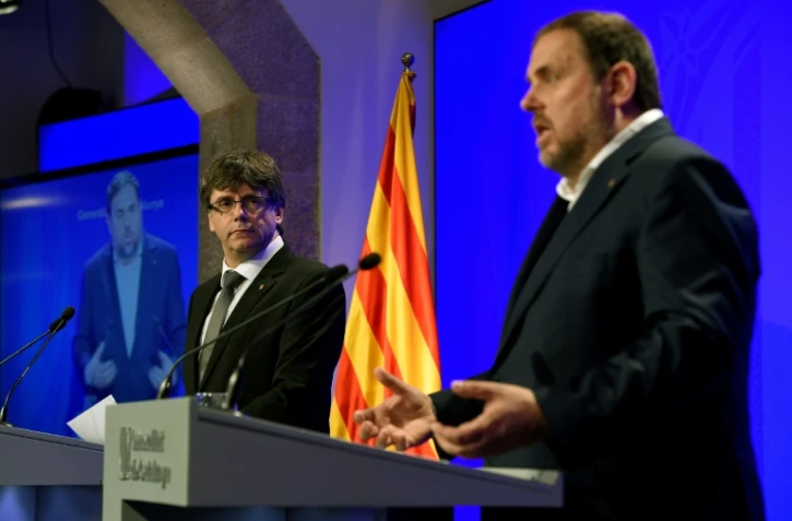 Le président régional de Catalogne Carles Puigdemont (g) et le vice-président régional Oriol Junqueras, lors d'une conférence de presse à Barcelone, le 14 juillet 2017