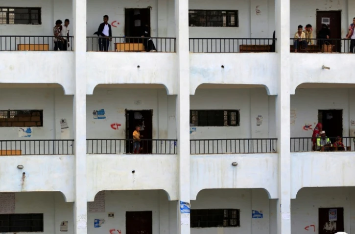 Des déplacés yéménites qui ont fui la ville rebelle de Hodeida, cible d'une offensive gouvernementale, installés dans une école dans la capitale Sanaa, le 22 juin 2018