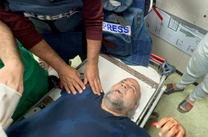Wael Al-Dahdouh, correspondant vétéran d'Al-Jazeera, reçoit des soins à l'hôpital Nasser de Khan Yunis, dans le sud de la bande de Gaza, le 15 décembre 2023