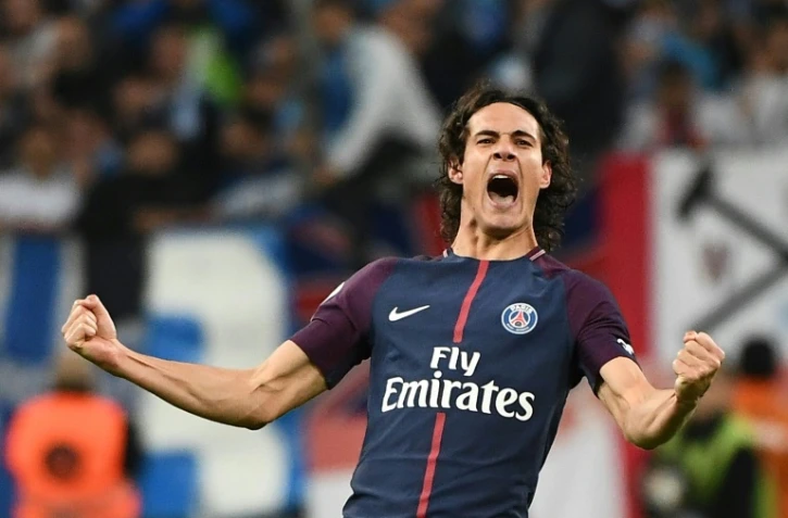 L'attaquant Edinson Cavani arrache le nul, sur coup franc, pour le PSG face à l'OM au Vélodrome, le 22 octobre 2017