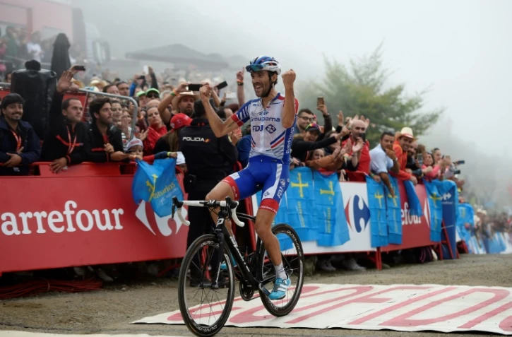Thibaut Pinot, vainqueur en solitaire de la 15e étape de La Vuelta, au sommet des lacs de Covadonga, le 9 septembre 2018