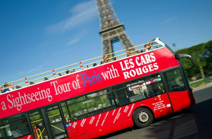 Un bus touristique devant la Tour Eiffel, le 3 août 2012 à Paris
