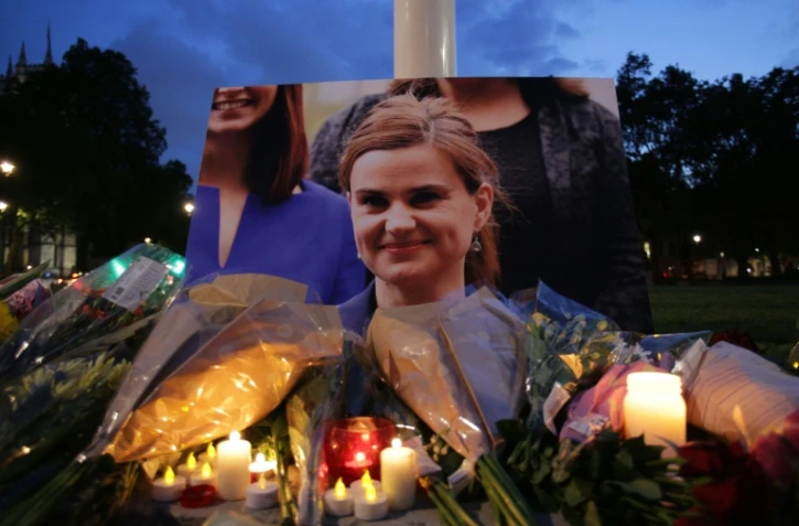 Des fleurs déposées près du Parlement le 16 juin 2016 à Londres, en hommage à la députée Jo Cox
