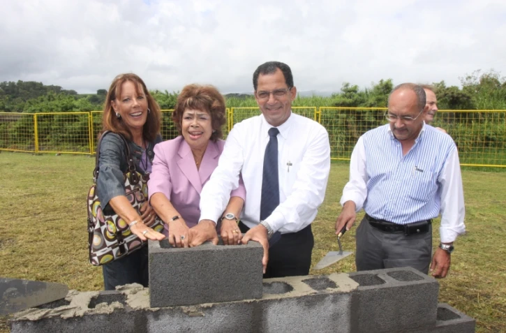 Mardi 8 février 2011 - Pose de la première pierre du Stade en eaux vives du pôle touristique et sportif du Bocage à Sainte-Suzanne (Photo D.R)