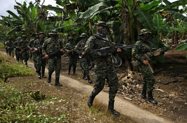 Des membres de la Segunda Marquetalia, guérilla de la dissidence des Farc, le 31 août 2024 à Llorente, dans la municipalité de Tumaco, en Colombie