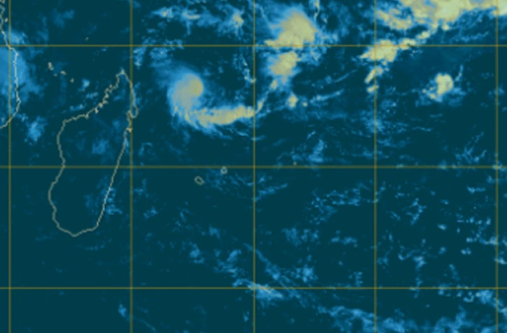 La perturbation tropicale se situe à 805 km au Nord de La Réunion (image: Météo France)