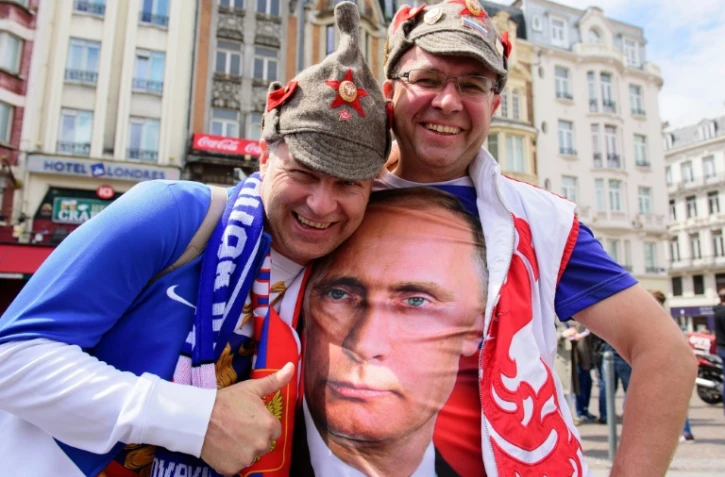 Des supporteurs russes dont un portant un T-shirt à l'effigie du président Vladimir Poutine avant le match Russie-Slovaquie,  à Lille, le 15 juin 2016