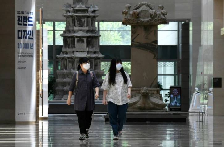 Deux femmes visitent le Musée national de Corée, le 6 mai 2020 à Séoul, en Corée du Sud