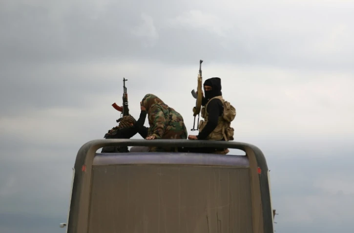 Un bus transportant des rebelles du groupe Jaich al-Islam et leurs familles évacués de la ville de Douma, dans la Ghouta orientale, arrivent à un point de contrôle près de la ville d'Al-Bab, dans le nord du pays, le 10 avril 2018