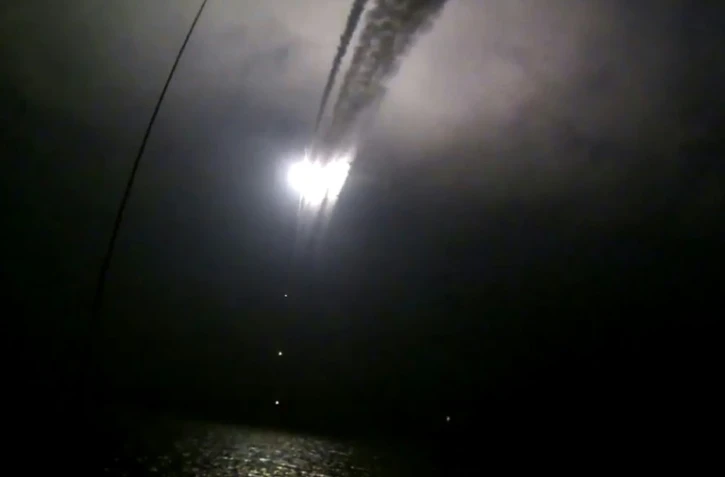 Image extraite d'une vidéo publiée sur le site internet officiel du ministère russe de la défense le 7 octobre 2015 censée montrer un navire de guerre russe lançant un missile de croisière dans la mer caspienne pendant une frappe contre les positions du groupe EI en Syrie