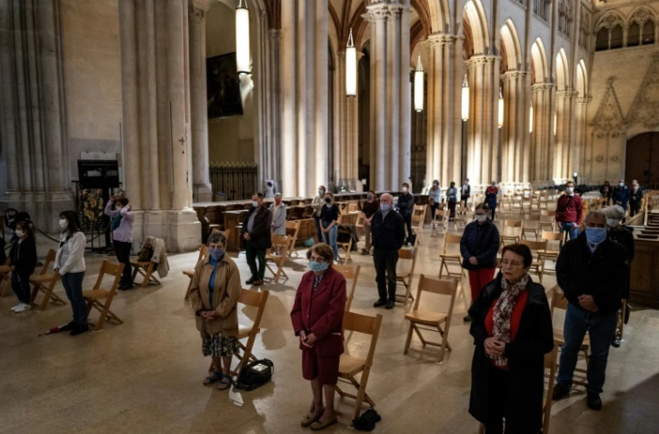 Prière lors d'une messe à la cathédrale Saint-Jean de Lyon le 23 mai 2020, alors que les lieux de culte ont été autorisés à rouvrir