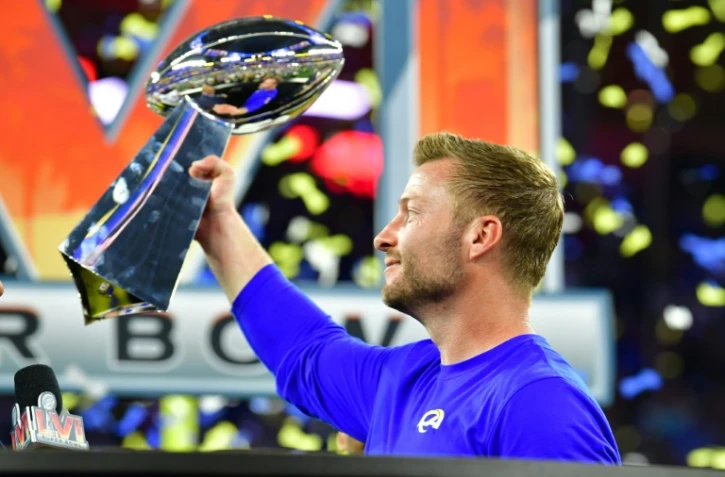 L'entraîneur des Los Angeles Rams Sean McVay brandit le trophée du Super Bowl remporté par son équipe, à Ingelwood le 13 février 2022